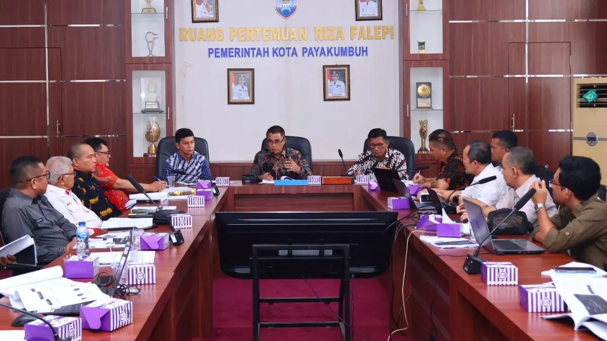 Sekretaris Daerah Kota Payakumbuh Rida Ananda mengikuti pemaparan hasil studi kelayakan angkutan umum listrik yang diprioritaskan untuk mendukung mobilitas pelajar di Balai Kota Payakumbuh.