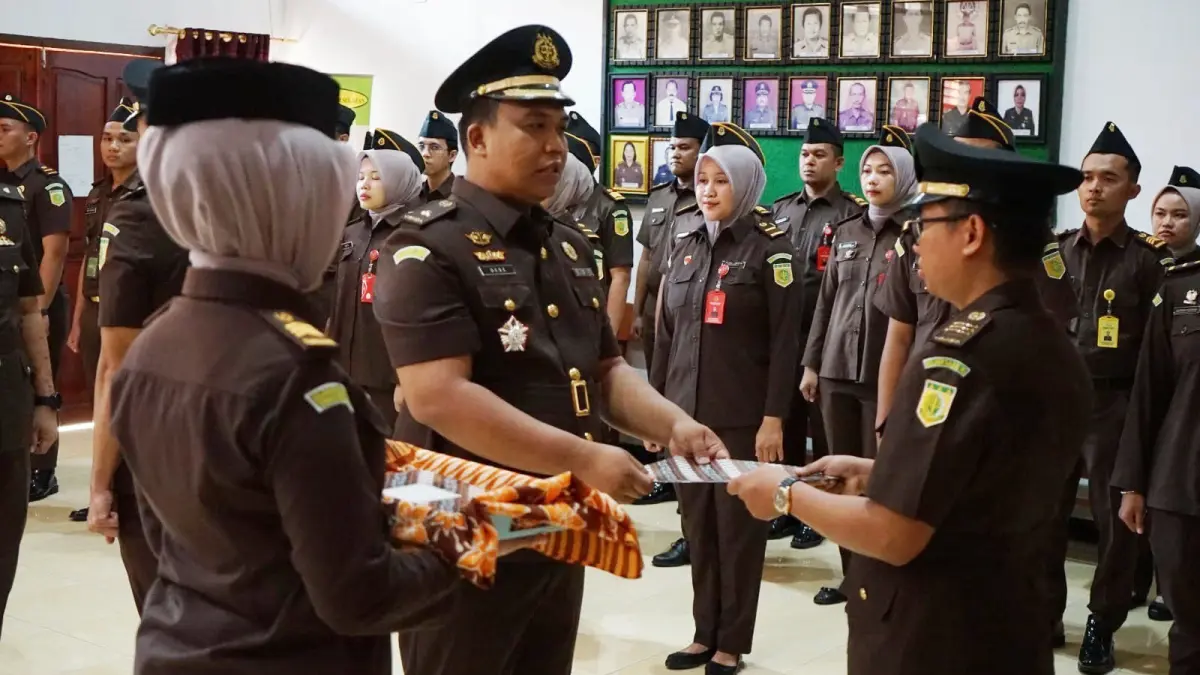 Serah terima jabatan salah satu pejabat yang baru dilantik di lingkungan Kejaksaan Negeri Pesisir Selatan usai prosesi pelantikan, Kamis (16/7). (DOK HUMAS KEJAKSAAN)