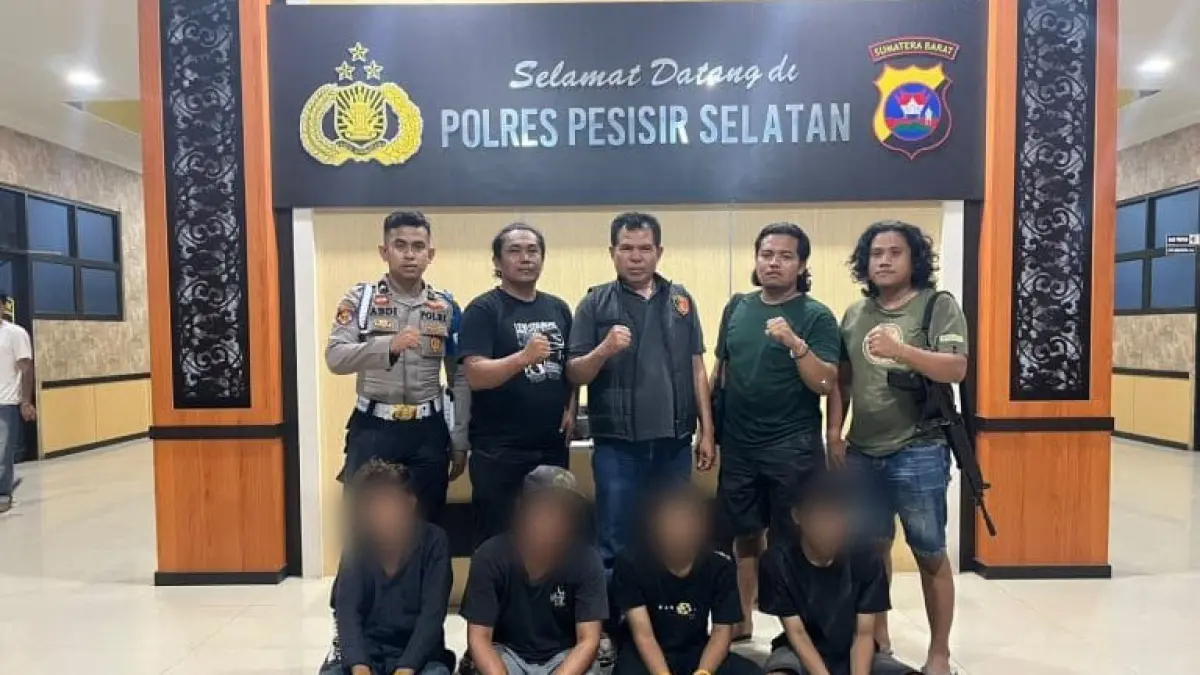Tersangka kasus penyalahgunaan narkotika jenis sabu yang ditangkap jajaran Polres Pesisir Selatan akan menjalani proses hukum setelah diamankan bersama barang bukti. (DOK Humas Polres Pessel)
