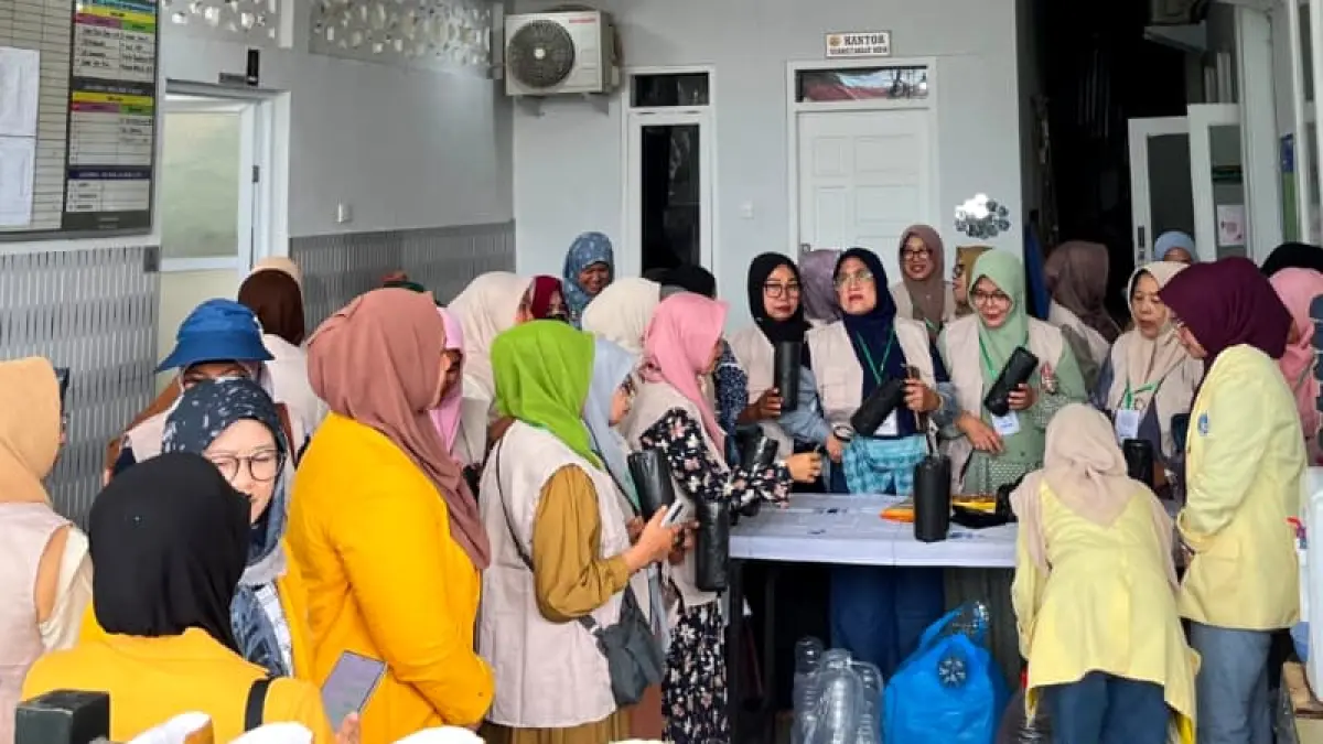 Tim Universitas Negeri Padang melatih ibu PKK menjadi kader Jumantik melalui edukasi pencegahan DBD dan praktik pemasangan ovitrap di Kelurahan Tabing Banda Gadang.(Foto: KKPS)