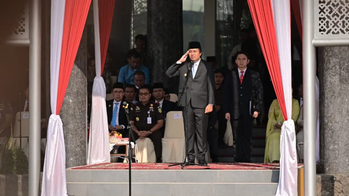 Wagub Sumbar Vasko Ruseimy memimpin upacara peringatan Hari Koperasi ke-79 tingkat Provinsi Sumatera Barat di halaman Kantor Gubernur Sumbar, Kamis (16/7). (DOK BIRO ADPIM)