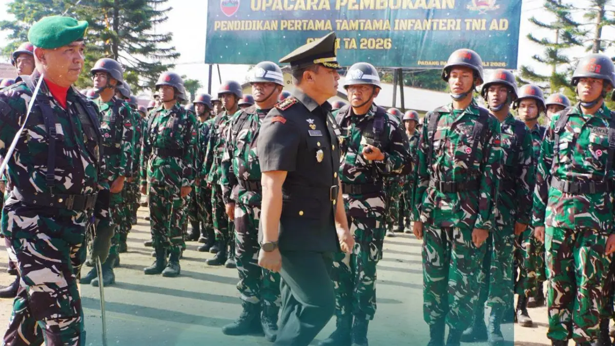 Wakil Komandan Rindam I/Bukit Barisan Kolonel Inf. Ibnu Suharmanto memimpin upacara pembukaan Pendidikan Pertama Tamtama Infanteri TNI AD Gelombang II-2026 di Secata B Padangpanjang.