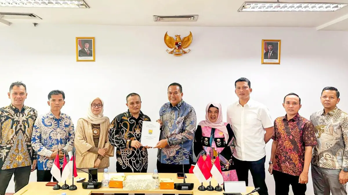 Wali Kota Pariaman Yota Balad menyerahkan usulan pembangunan Gedung Unit Layanan Disabilitas saat audiensi dengan Direktorat Pendidikan Menengah dan Pendidikan Khusus Kemendikdasmen di Jakarta.