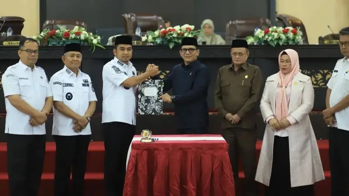 Wali Kota Solok Dr. H. Ramadhani Kirana Putra bersama pimpinan DPRD usai penandatanganam persetujuan bersama Ranperda Pertanggungjawaban Pelaksanaan APBD Tahun Anggaran 2025 dalam Rapat Paripurna DPRD Kota Solok, Rabu (15/7). (DOK PEMKO SOLOK)