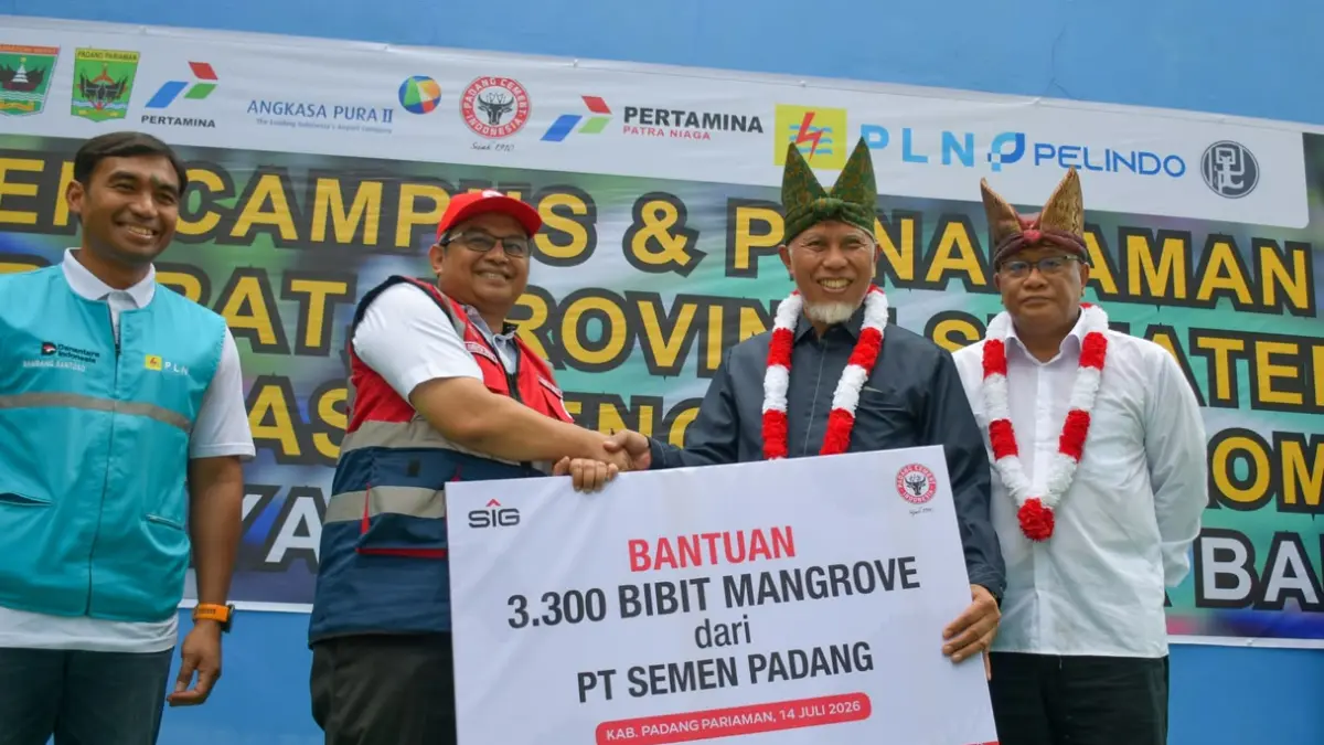 Direktur Operasi PT Semen Padang Andria Delfa menyerahkan 3.300 bibit mangrove kepada Pemerintah Provinsi Sumatera Barat disaksikan Menteri Lingkungan Hidup Muhammad Jumhur Hidayat dan Gubernur Sumbar Mahyeldi Ansharullah di Poltekpel Sumbar, Padang Pariaman, Selasa (14/7/2026). (Dok. PT Semen Padang)