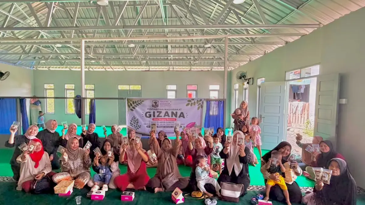 Kader kesehatan bersama tim Pengabdian Masyarakat Fakultas Kesehatan Masyarakat Program Studi Ilmu Gizi Unand dipimpin Dr. Syahrial memberikan edukasi kesiapsiagaan menghadapi bencana, khususnya terkait pemenuhan makanan bergizi. Pada kegiatan tersebut juga dibagikan ransum berupa makanan hasil formulasi berbasis daun kelor. (DOK UNAND)