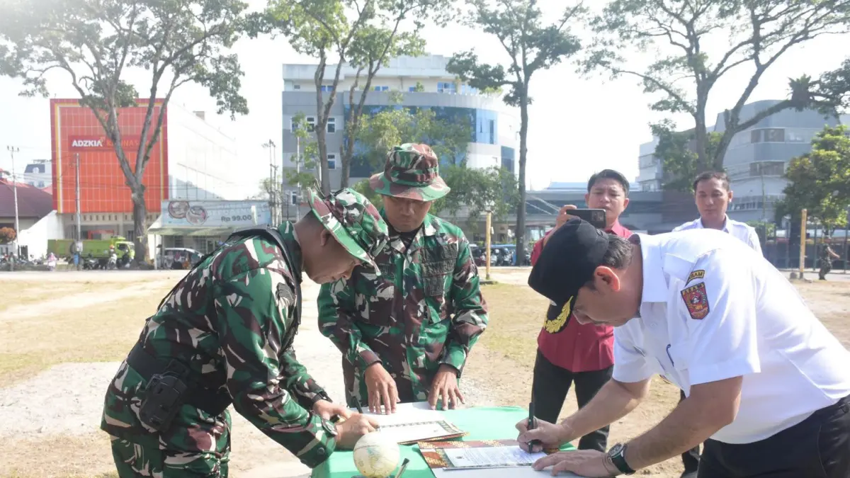 Wakil Bupati Agam Muhammad Iqbal bersama Dandim 0304/Agam Letkol Inf. Viko Hendrika Sandro menandatangani naskah kerja sama sebagai tanda dimulainya pelaksanaan Program TNI Manunggal Membangun Desa/Nagari (TMMD/N) ke-129 Tahun Anggaran 2026 yang dipusatkan di Nagari Nantujuah, Kecamatan Palupuh, Rabu (15/7) lalu. (DOK PEMKAB AGAM)