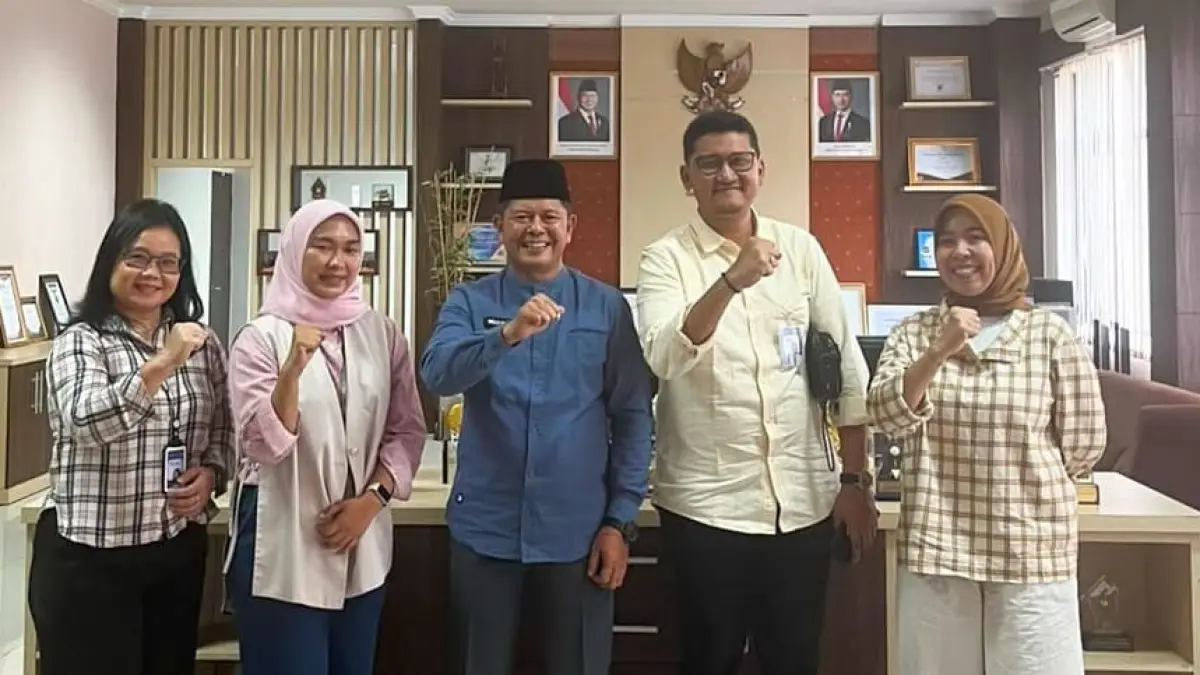 Bupati Pasaman Welly Suhery menerima kunjungan silaturahmi Pimpinan BRI Cabang Lubuk Sikaping Fahmy Tias Karviga di Kantor Bupati Pasaman, Kamis (16/7).