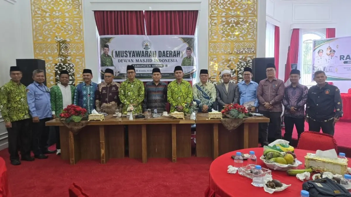 Bupati Solok Jon Firman Pandu menerima berita acara hasil Musda setelah ditetapkan sebagai Ketua DMI Kabupaten Solok Masa Khidmat 2026–2031 dalam Musda DMI Kabupaten Solok di Arosuka, Kamis (16/7). (PEMKAB SOLOK)