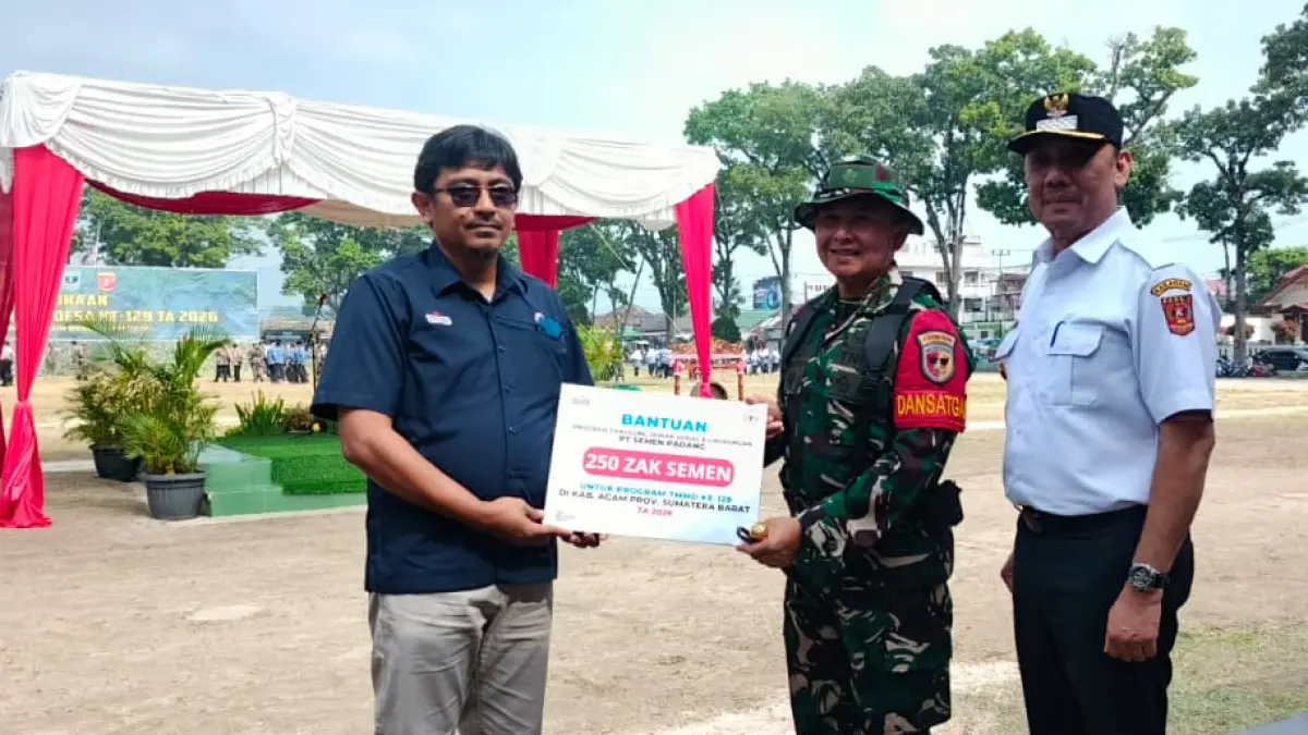 Staf TJSL Unit CSR PT Semen Padang, Fajar Rahmadoni, menyerahkan secara simbolis bantuan 250 zak semen kepada Komandan Satgas TMMD ke-129 Letkol Inf. Vico Hendrika Sandro, disaksikan Wawako Bukittinggi Ibnu Asis, usai upacara pembukaan TMMD ke-129 di Lapangan Kantin Brawijaya Kodim 0304/Agam, Bukittinggi, Rabu (15/7/2026).