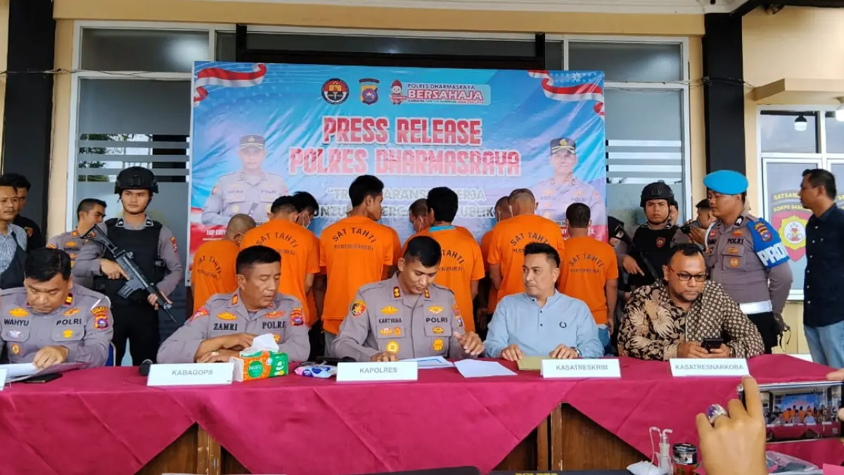 Kapolres Dharmasraya AKBP Kartyana memberikan keterangan pers terkait perkembangan penyidikan kasus pembunuhan di hotel dan pengungkapan kasus narkotika sepanjang Juli 2026.