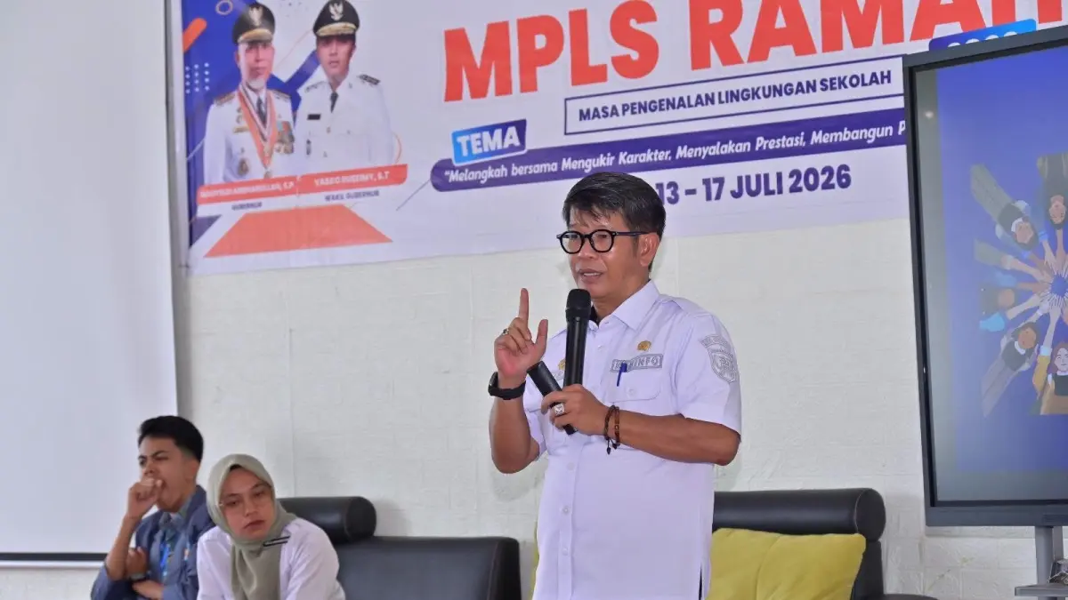 Kepala Diskominfo Kota Payakumbuh Kurniawan Syah Putra memberikan materi literasi digital kepada peserta didik baru saat MPLS di SMA Negeri 1 dan SMA Negeri 5 Payakumbuh.