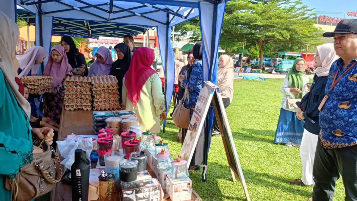 Pengunjung memadati stan pelaku UMKM pada Bazar UMKM dan Pasar Murah yang digelar Dinas Koperasi, Usaha Kecil dan Menengah (DKUKM) Kabupaten Agam dalam rangka memeriahkan HUT ke-33 Lubukbasung di GOR Rang Agam, Jumat (17/7). (DOK PEMKAB AGAM)