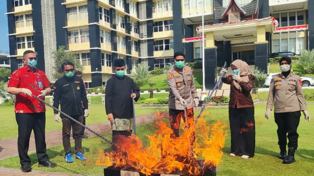 Polda Sumbar memusnahkan 8,89 kilogram sabu dan 60,19 kilogram ganja hasil pengungkapan 61 kasus narkoba dengan 79 tersangka selama periode April–Juni 2026. (Foto: Randi/Padek)
