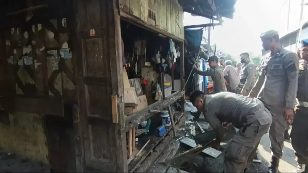 Satpol PP Padang membongkar tiga bangunan liar di atas drainase di Jalan Kampung Nias setelah pemilik mengabaikan surat imbauan. Satu kontainer di Pasar Raya Barat juga diamankan.