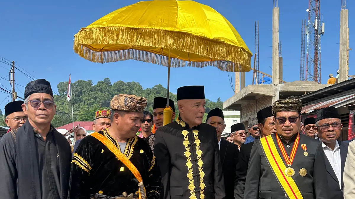 Staf Ahli Gubernur Sumbar Bidang Politik, Hukum, dan Pemerintahan, Jasman Rizal Dt. Bandaro Bendang, saat menghadiri Penobatan Rajo Adat Aiabangih di Rumah Gadang Rajo Aia Bangih, Kabupaten Pasaman Barat. (DOK BIRO ADPIM)
