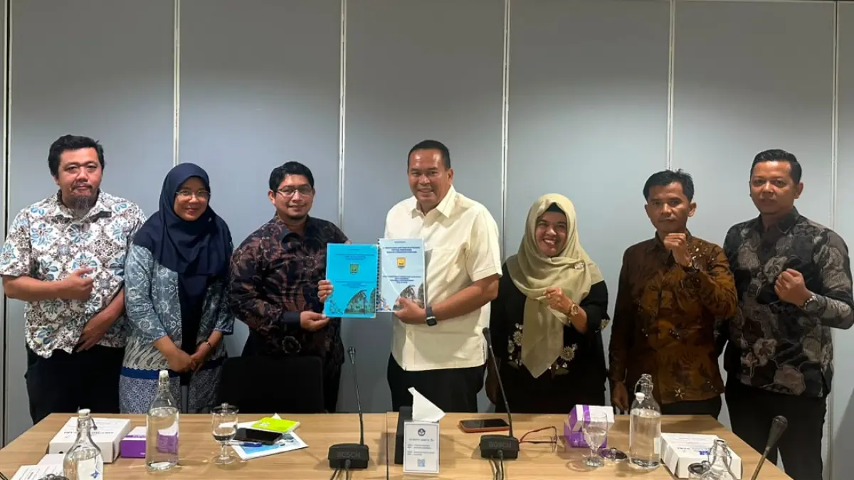 Wali Kota Pariaman Yota Balad menyerahkan proposal revitalisasi sekolah dan pembangunan USB TK Negeri kepada Direktur PAUD Kurniawan ST MBA saat audiensi di Jakarta, Kamis (16/7/2026).