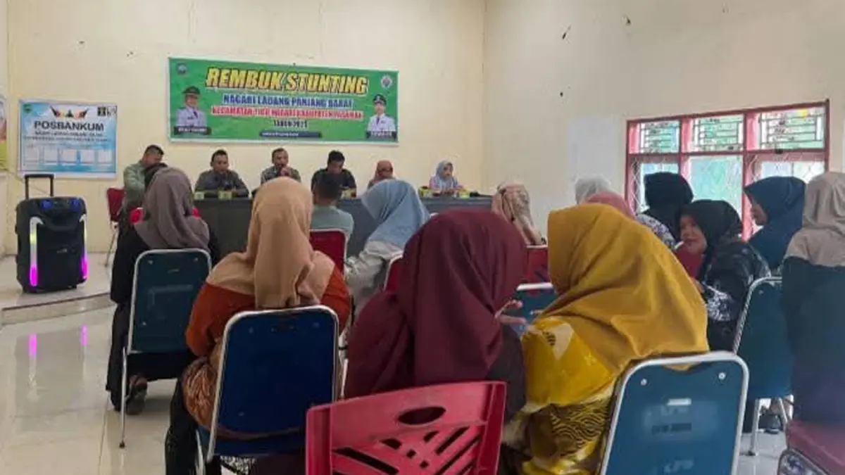 Wali Nagari Ladang Panjang Barat bersama perangkat dan perwakilan masyarakat mengikuti Rembuk Stunting di Aula Kantor Wali Nagari Ladang Panjang Barat, Kecamatan Tigo Nagari, Kabupaten Pasaman, Kamis (16/7). (WILIAN/PADEK)