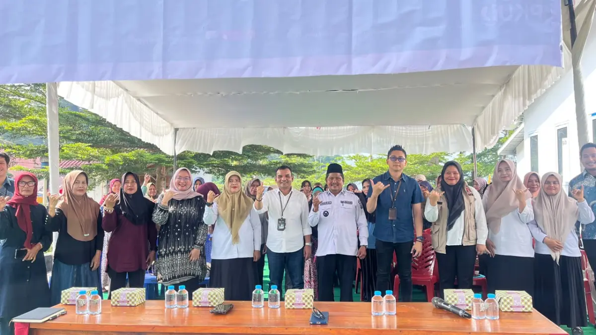 SOSIALISASI PEMBERDAYAAN – PT Permodalan Nasional Madani (PNM) Cabang Padang bersama Pemerintah Kabupaten Agam berfoto bersama peserta usai pelaksanaan Program Klasterisasi X PNM Humanity di Kecamatan Tanjung Raya, Jumat (17/7). Program tersebut memberikan pendampingan trauma healing, edukasi kebencanaan, serta penguatan potensi usaha bagi masyarakat terdampak banjir bandang dan tanah longsor di Kabupaten Agam. (PNM FOR PADEK) 