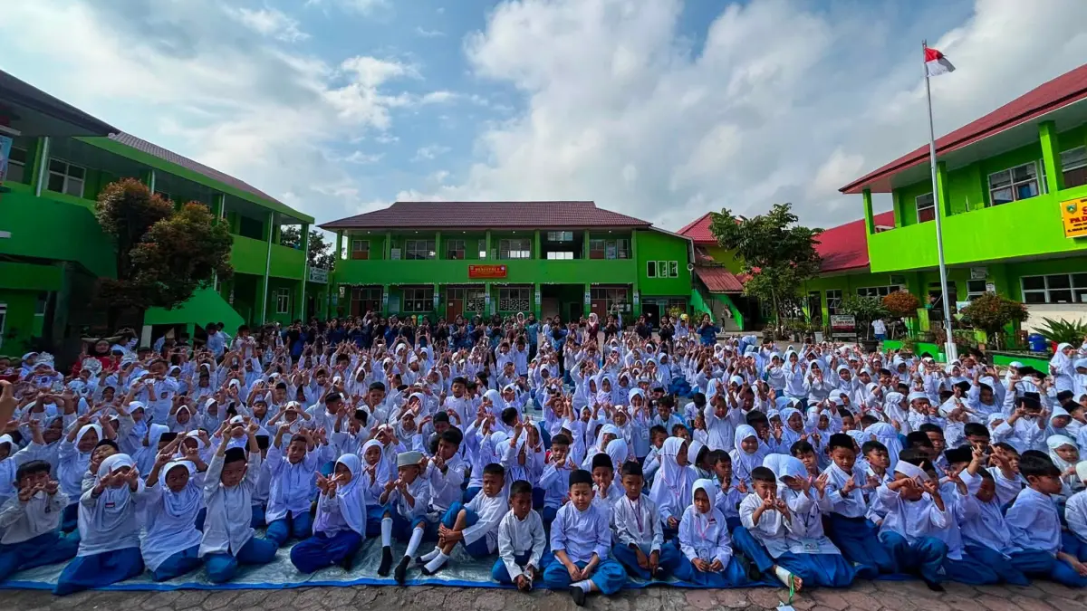 Bunda PAUD Kota Padangpanjang, Ny. Maria Feronika Hendri Arnis, mengapresiasi peran orang tua yang mendampingi putra-putrinya pada hari-hari pertama masuk sekolah, Jumat (17/7/2026).