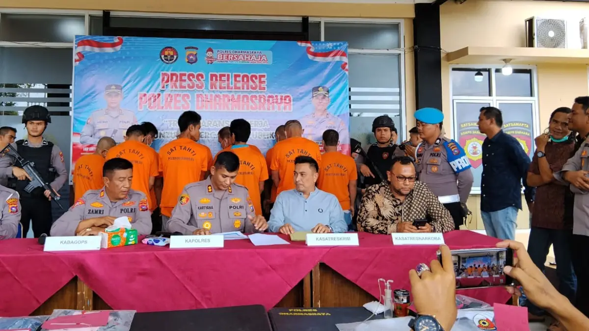 Kapolres Dharmasraya AKBP Kartyana Widyarso Wardoyo Putro memaparkan capaian penanganan perkara dan situasi kamtibmas dalam konferensi pers di Mapolres Dharmasraya.&nbsp;