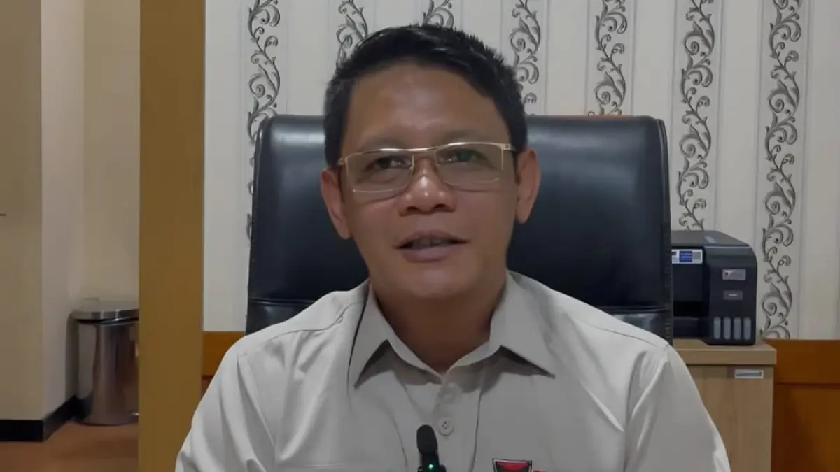 Kepala Disdukcapil Kota Padang menjelaskan program percepatan kepemilikan Kartu Identitas Anak (KIA) melalui layanan jemput bola ke sekolah.(Foto: Diskominfo)