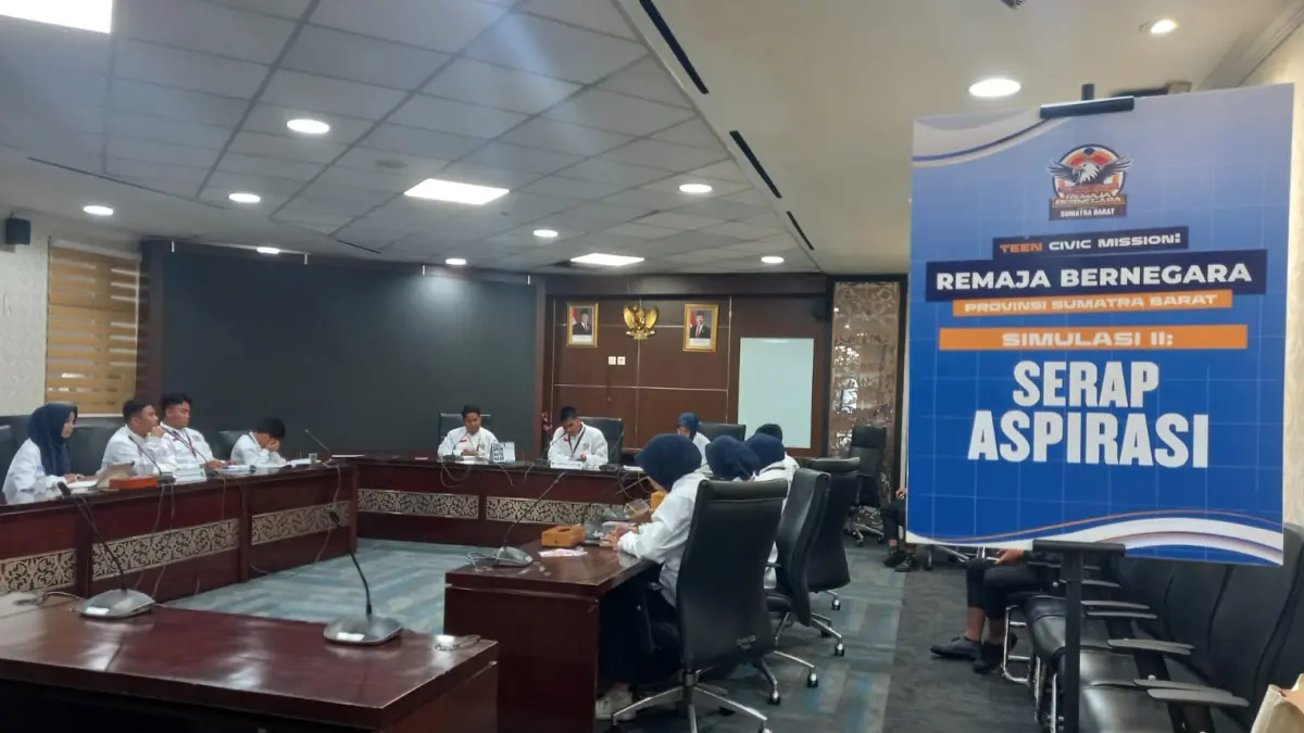 Peserta Remaja Bernegara Angkatan II mengikuti simulasi sidang DPRD Sumbar sebagai bagian dari pendidikan politik yang digelar DPW Partai NasDem Sumatera Barat, Sabtu (18/7/2026).