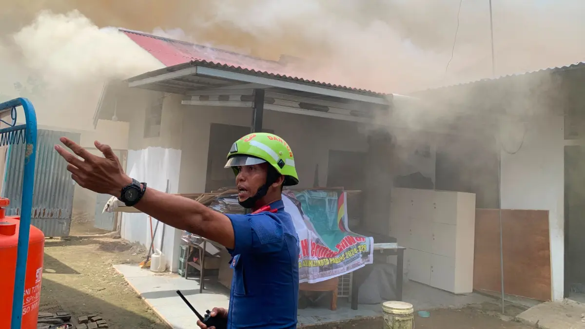 Petugas Dinas Damkar Kota Padang memadamkan kebakaran yang menghanguskan sebuah rumah di Jalan Barito, Kelurahan Rimbo Kaluang, Kecamatan Padang Barat, Sabtu (18/7/2026). 