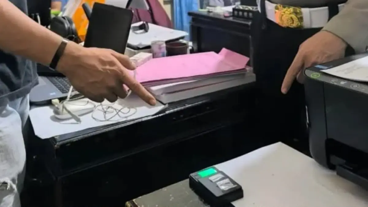 Satres Narkoba Polres Solok menangkap terduga pengedar sabu dan ganja melalui operasi undercover buy, menyita narkotika serta telepon genggam pelaku.
