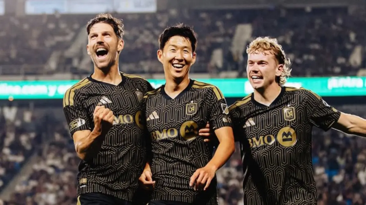 Son Heung-min (tengah) merayakan gol pertamanya musim ini saat membawa LAFC menang 3-0 atas LA Galaxy dalam laga El Tráfico di MLS.(Foto: X @LAFC)