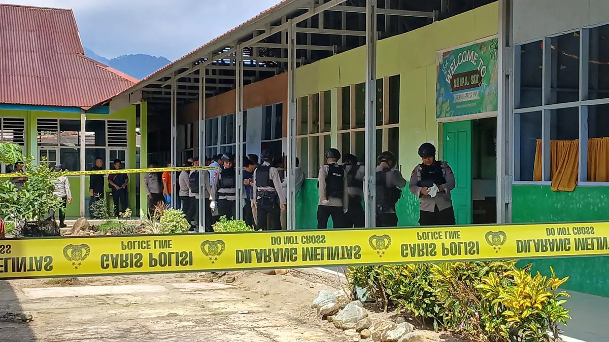 Tim kepolisian saat melakukan olah TKP di MAN 3 Padang menyusul meledaknya bom rakitan berdaya ledak rendah, Selasa (14/7) lalu. (DOK HERRU IRAWAN UNTUK PADEK)