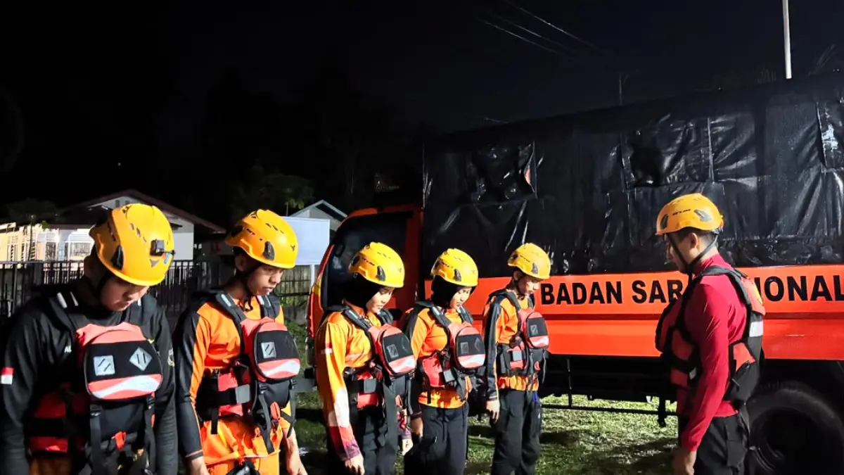 Tim SAR berdoa sebelum bergerak menuju lokasi banjir untuk mengevakuasi warga yang terjebak setelah tanggul Sungai Batang Tumayo jebol di Jorong Kabu, Nagari Sungai Batang, Kabupaten Agam, Sabtu (18/7/2026). 