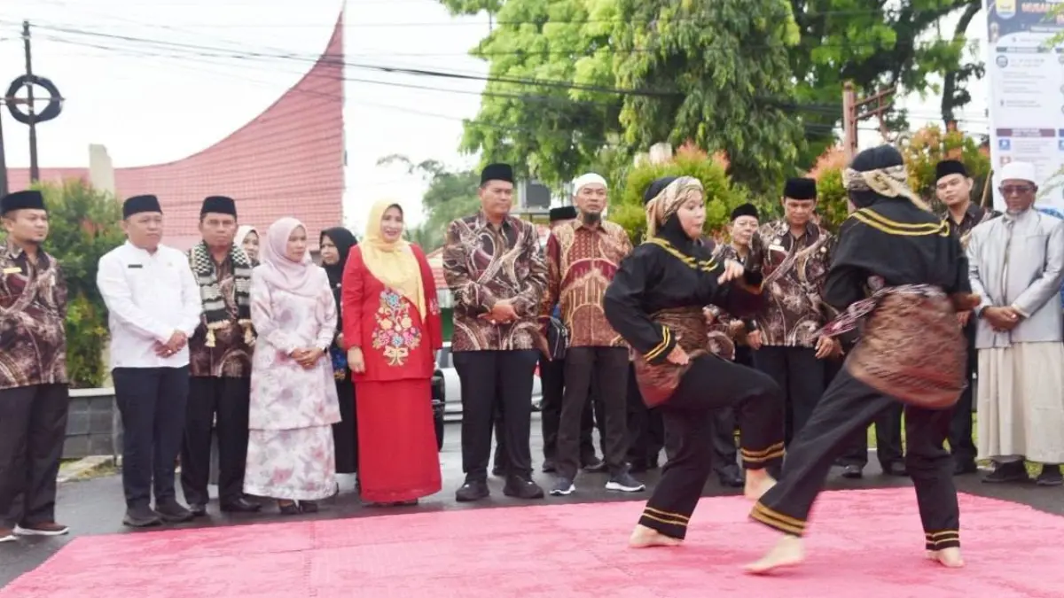 Wali Kota Pariaman Yota Balad disambut pencak silat saat membuka MTQ IX Tingkat Kecamatan Pariaman Selatan di halaman Kantor Camat Pariaman Selatan, Jumat (17/7/2026).
