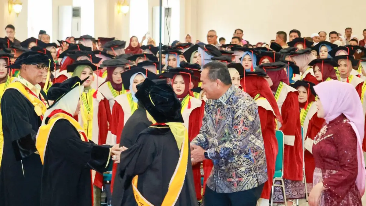 Wali Kota Pariaman Yota Balad menghadiri Sidang Senat Terbuka Wisuda ke-44 Universitas Sumatera Barat (Unisbar) di Gedung Unisbar Convention and Exhibition, Sabtu (18/7/2026).