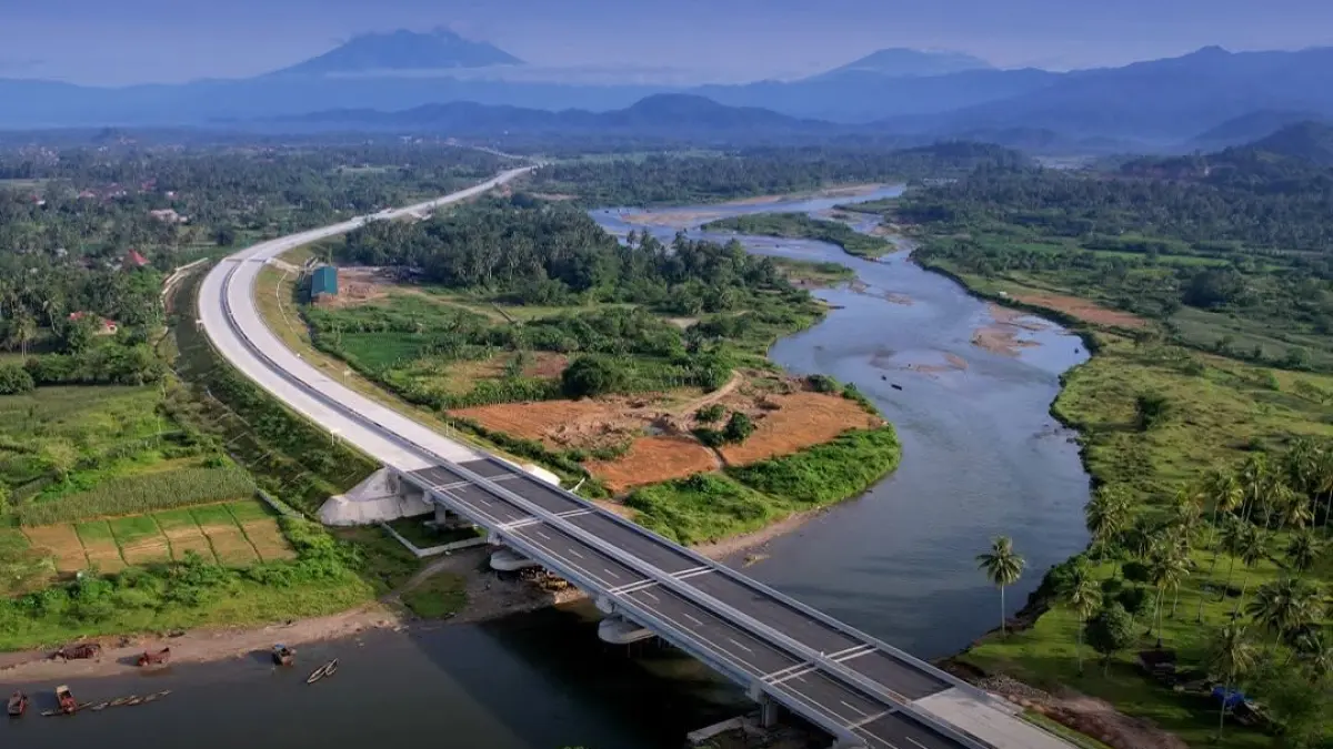 Jembatan Sungai Batang Anai 3 di Jalan Tol Padang–Pekanbaru Seksi 1 (Ruas Padang–Sicincin), Sumatera Barat, membentang melintasi aliran sungai dengan latar Gunung Tandikek dan Gunung Singgalang. Ruas ini menjadi bagian awal pembangunan Jalan Tol Pekanbaru–Padang. (FB HKInfrastruktur)