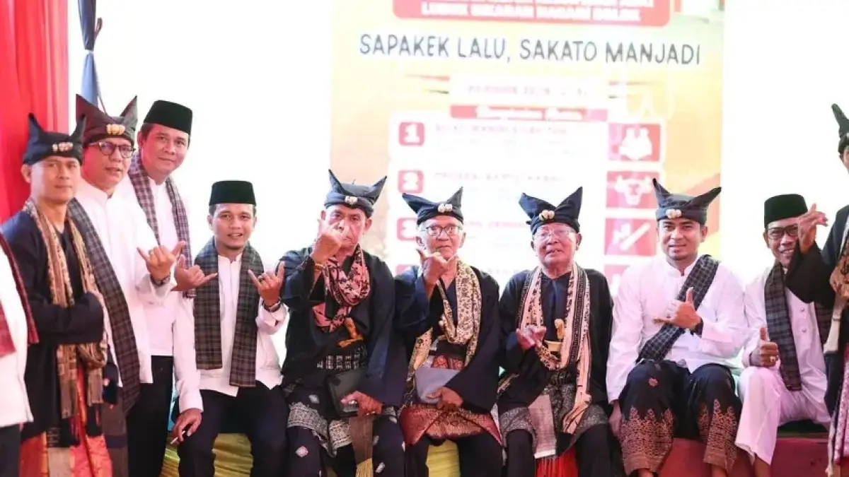 Foto bersama usai pembukaan Musyawarah Nagari (Musnag) Kerapatan Adat Nagari (KAN) Lubuk Sikarah di halaman Kantor KAN Lubuk Sikarah, Sabtu (18/7). (DOK PEMKO SOLOK)