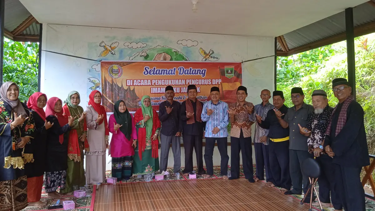 Foto bersama usai pengukuhan DPP IMAM, Suku Jambak di Suraugadang, Lolo Gunungsariak, Kuranji, Sabtu (18/7). (JUFRI/PADEK)