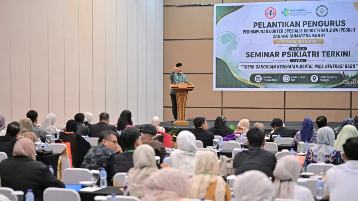 Gubernur Sumbar Mahyeldi Ansharullah menyampaikan sambutan saat pelantikan Pengurus PDSKJI Cabang Sumbar periode 2025–2028 di Hotel Truntum Padang, Minggu (19/7). (DOK BIRO ADPIM)
