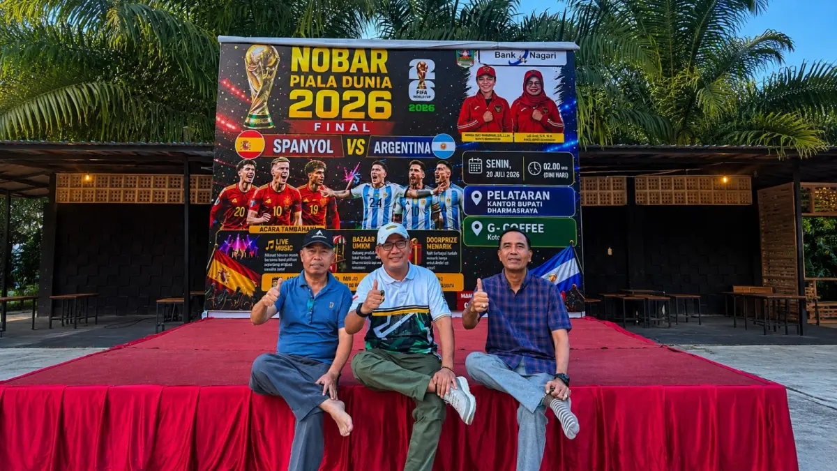Sekdakab Dharmasraya Medison, Kadis Pariwisata, Pemuda dan Olahraga Reno Lazuardi, serta Kepala Diskominfo Hendri meninjau lokasi persiapan nonton bareng (nobar) Final Piala Dunia 2026, Minggu (19/7/2026). Kegiatan nobar Spanyol vs Argentina akan digelar di dua lokasi, yakni Pelataran Kantor Bupati Dharmasraya dan G-Coffee Koto Baru.