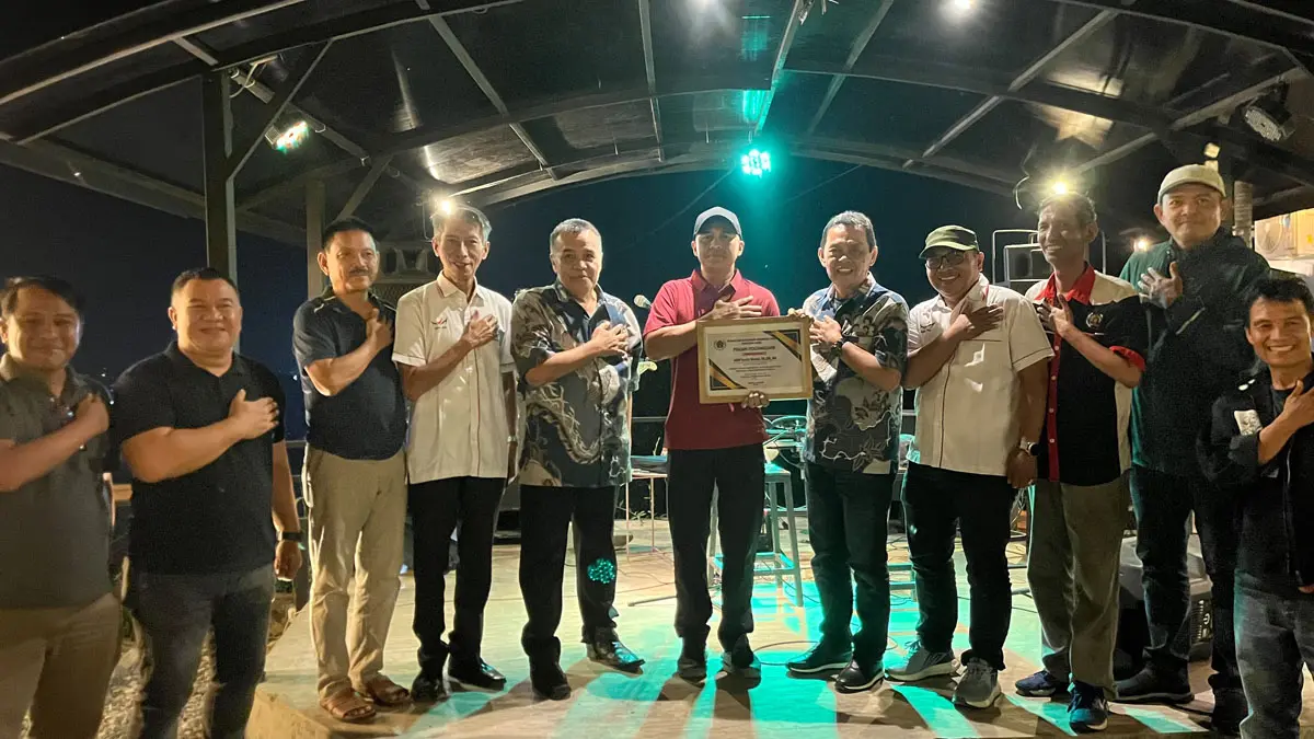 Kapolres Limapuluh Kota, AKBP Syaiful Wachid saat menerima penghargaan dari PWI Sumbar, baru-baru ini.