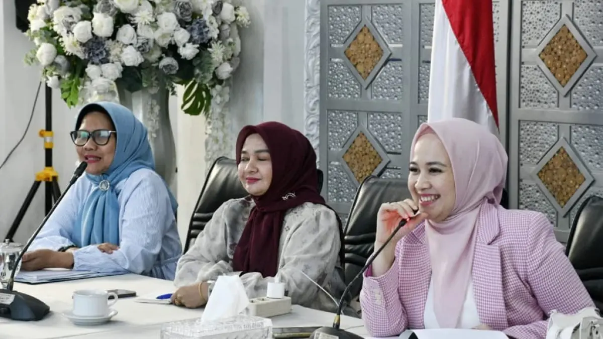 Ketua TP-PKK Kota Padang Dian Puspita Fadly Amran memimpin rapat persiapan Jambore PKK Sumbar 2026 bersama pengurus PKK di Rumah Dinas Wali Kota Padang.(Foto: Diskominfo)