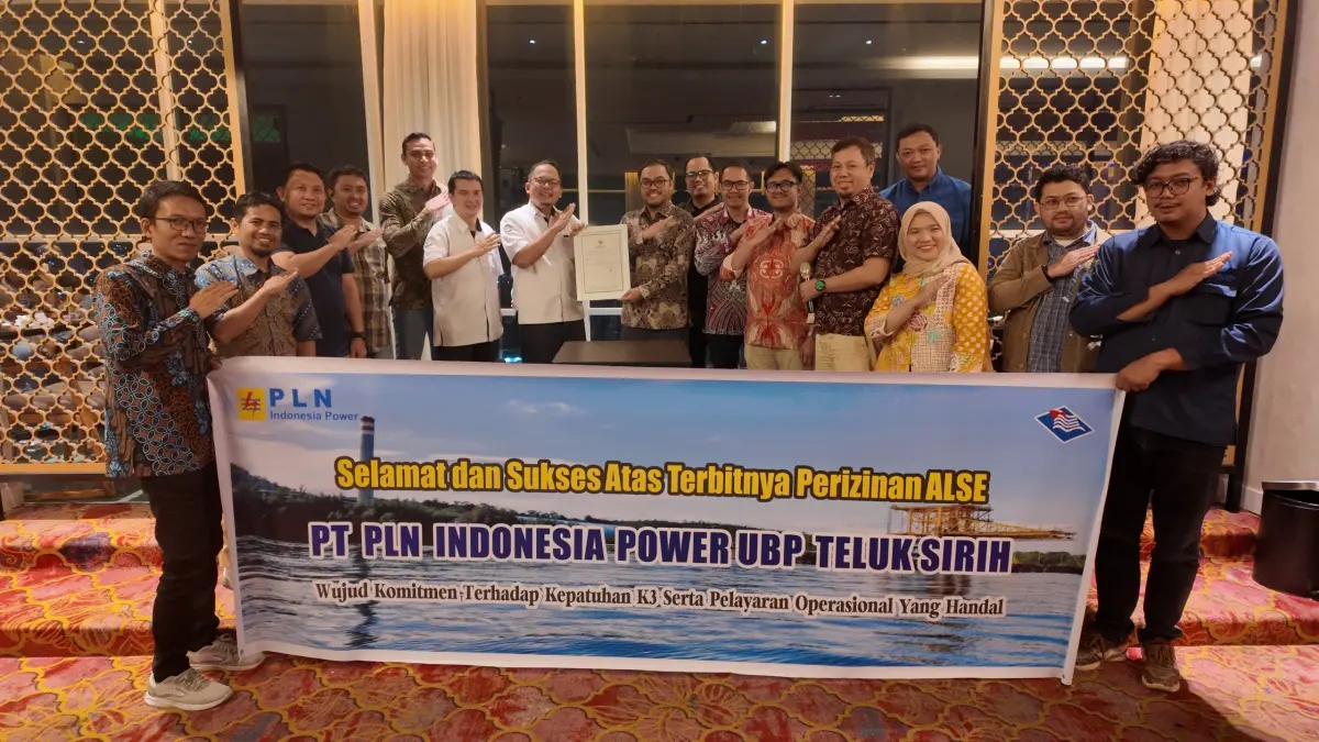 Manajemen dan insan PT PLN Indonesia Power UBP Teluk Sirih b usai menerima Sertifikat Perizinan Pemanfaatan ALSE baru-baru ini.