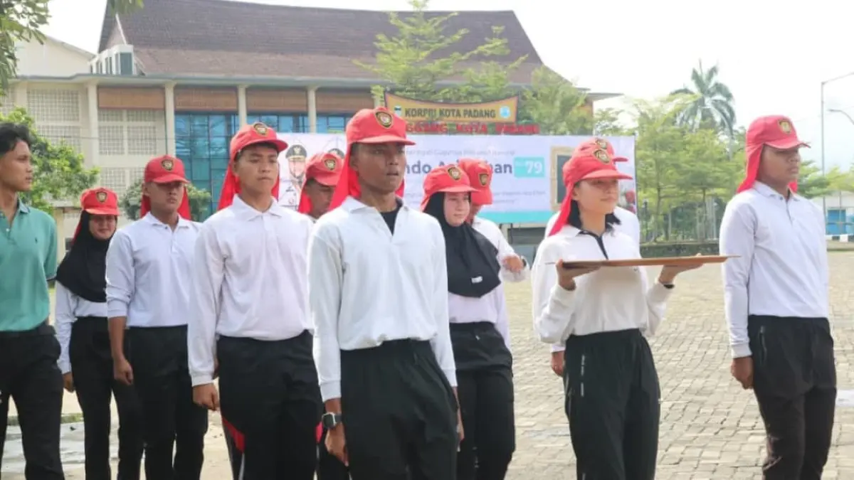Paskibraka Kota Padang menjalani latihan intensif di Lapangan Tugu APEKSI menjelang Upacara Peringatan Gugurnya Bagindo Aziz Chan ke-79.(Foto: Diskominfo)