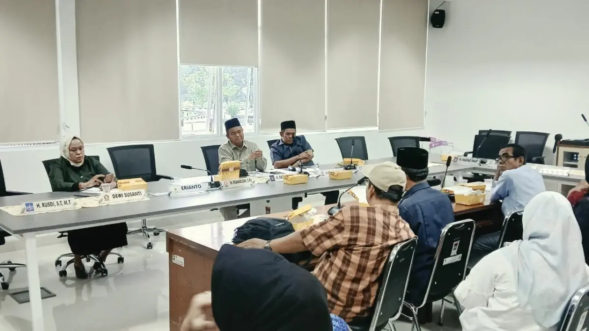 Perwakilan pedagang seragam sekolah saat bertemu dengan anggota DPRD Kota Padang, beberapa waktu lalu. (SUYUDI/PADEK)