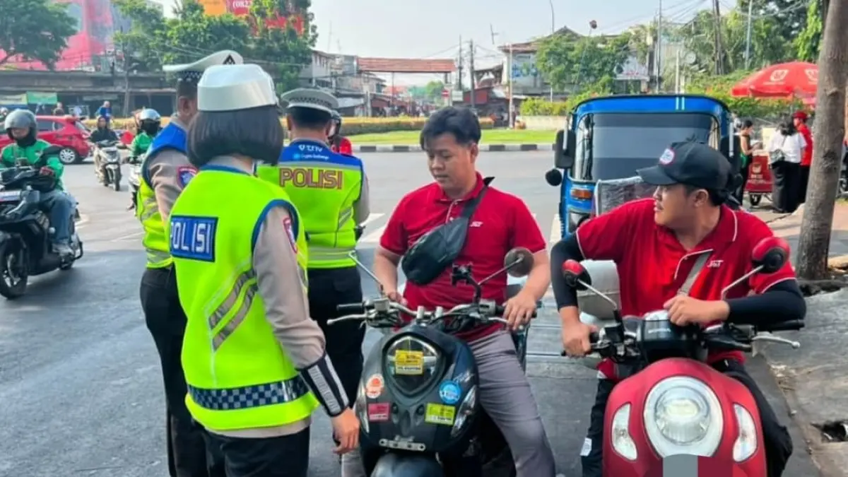 Petugas Korlantas Polri mengedukasi pengendara tentang penggunaan SIM Digital melalui aplikasi Digital Korlantas Polri saat pemeriksaan di jalan.(Foto: Korlantas Polri)