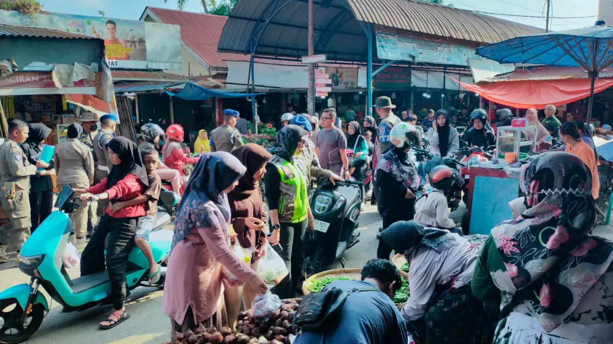 PKL di Pasar Ibuah ditertibkan petugas pada Minggu (19/7). (DOK SATPOL PP DAMKAR PAYAKUMBUH)