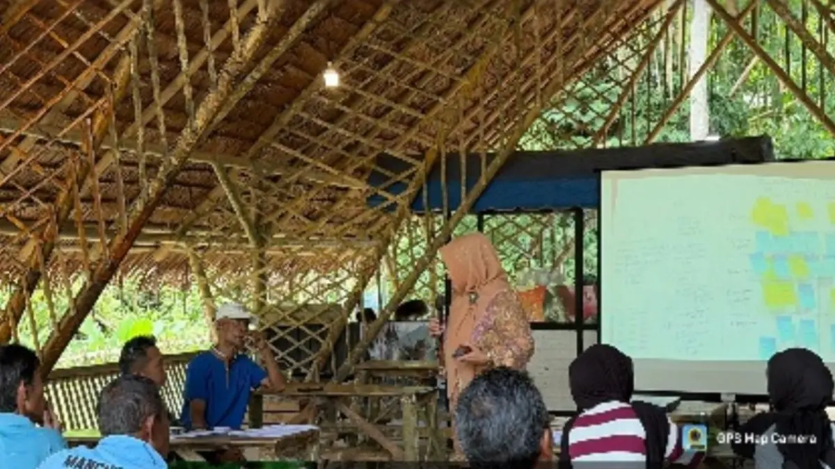 Prof Rahmi Fahmy menyampaikan materi mengenai tata kelola organisasi, keselarasan visi, misi dan program dalam wisata berbasis Eco-Edutourism di Bukittinggi, baru-baru ini.