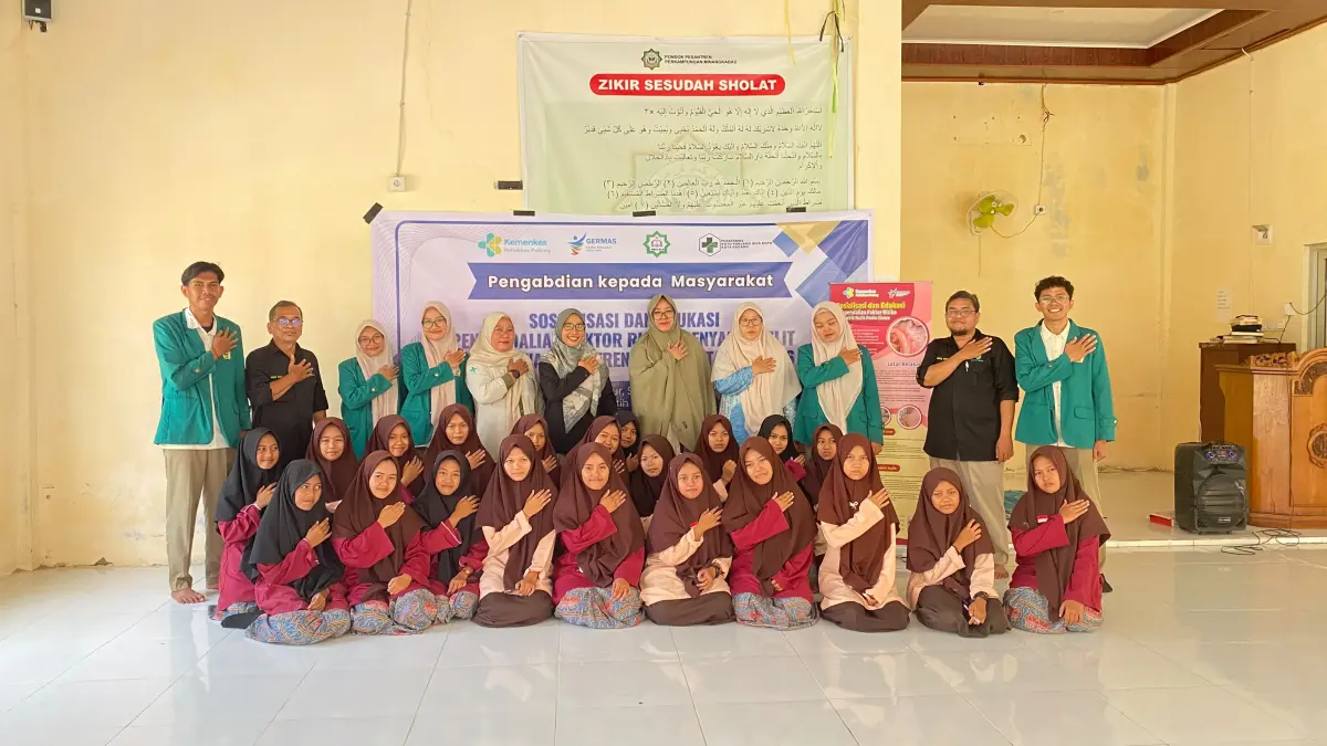 Tim dosen dan mahasiswa Jurusan Kesehatan Lingkungan Poltekkes Kemenkes Padang bersama Puskesmas Koto Panjang Ikua Koto menggelar PkM di Pesantren Al Falah, Kota Padang, Kamis (16/7). (DOK POLTEKKES KEMENKES PADANG)
