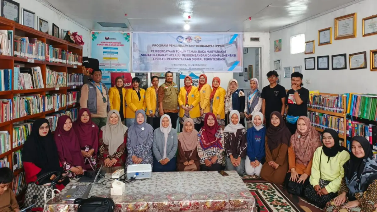 Tim dosen Universitas Negeri Padang menyerahkan Aplikasi Buku Digital Forum TBM Sumbar kepada Forum Taman Baca Masyarakat Wilayah Sumatera Barat di Rumah Baca Anak Nagari, Kabupaten Agam, Sabtu-Minggu (18–19/7/2026).
