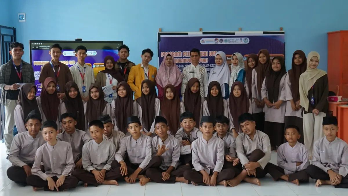 Tim Pengabdian Universitas Negeri Padang foto bersama usai memberi edukasi anti-bullying kepada siswa SMPN 1 Ranah Ampek Hulu Tapan berbasis permainan dalam Program Pengabdian UNP Berdampak, Jumat (17/7/2026).